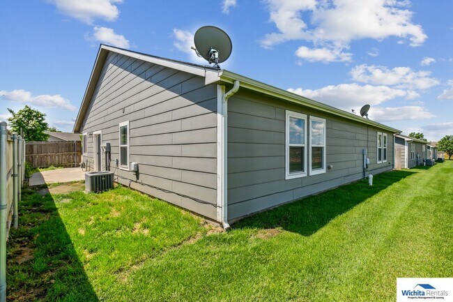 Building Photo - 3 bedroom, 2 bath duplex
