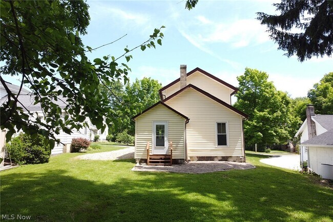Building Photo - 8210 Maple Ave