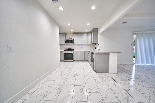 Building Photo - 5815 Hornwood Dr