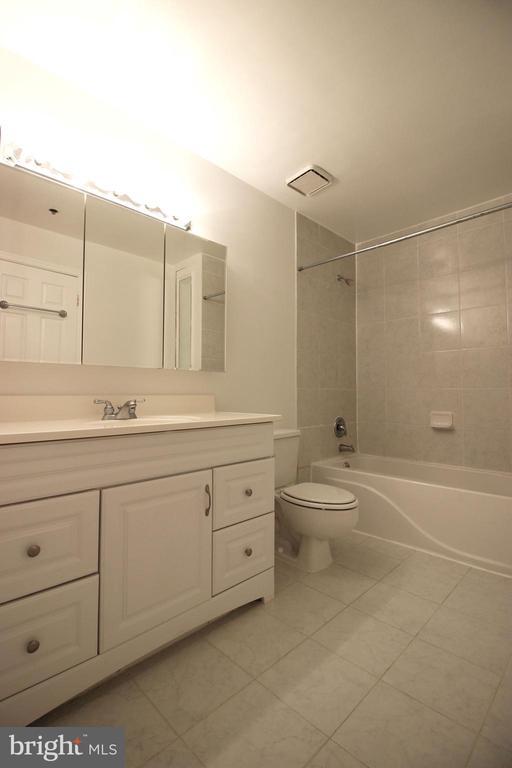Building Photo - 1100 Quaker Hill Dr