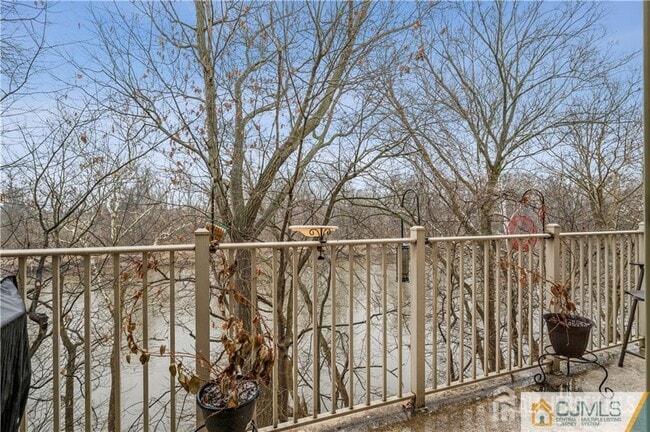 Building Photo - 254 River Rd