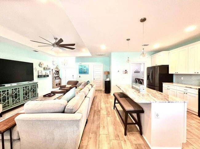 Building Photo - 5402 Pinetree Ave