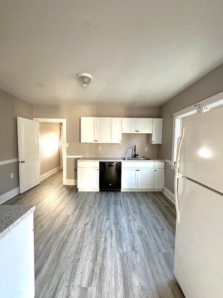 Building Photo - 2053 Robin St