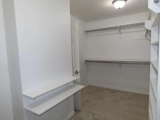 Building Photo - Stunning 3 Bedroom, 2 Story w/Bonus Room in South Tyler!