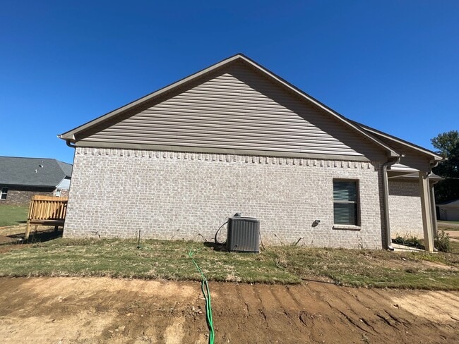 Building Photo - 4 bed, 2.5 bath house in Atoka built in 2022 now offering a move in gift card
