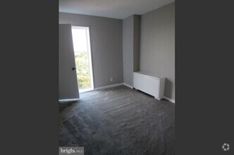 Building Photo - NEWLY AVAILABLE - RENOVATED 3 BR UNIT IN T...