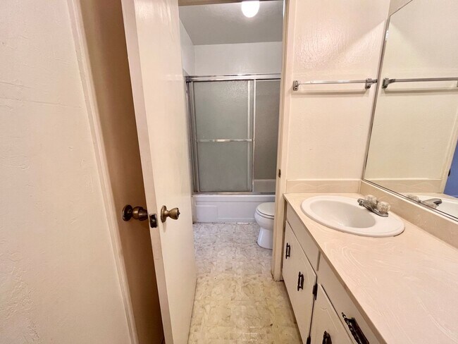 Building Photo - Adorable 3 bed / 1.5 bath Condo