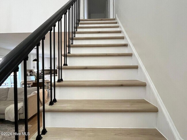 Building Photo - 561 Thorncliff Dr