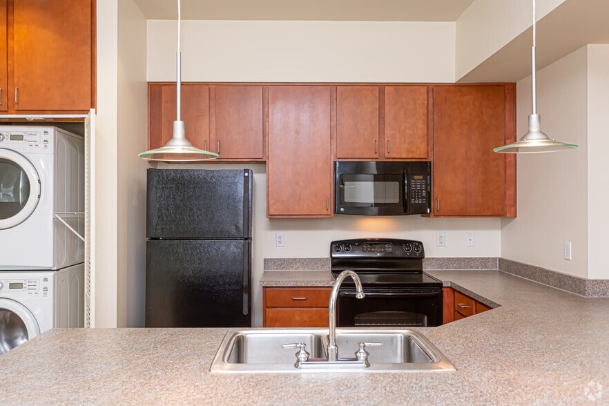 Steamer 1 BR, 1 BA - 600 SF - Centennial Place Apartments