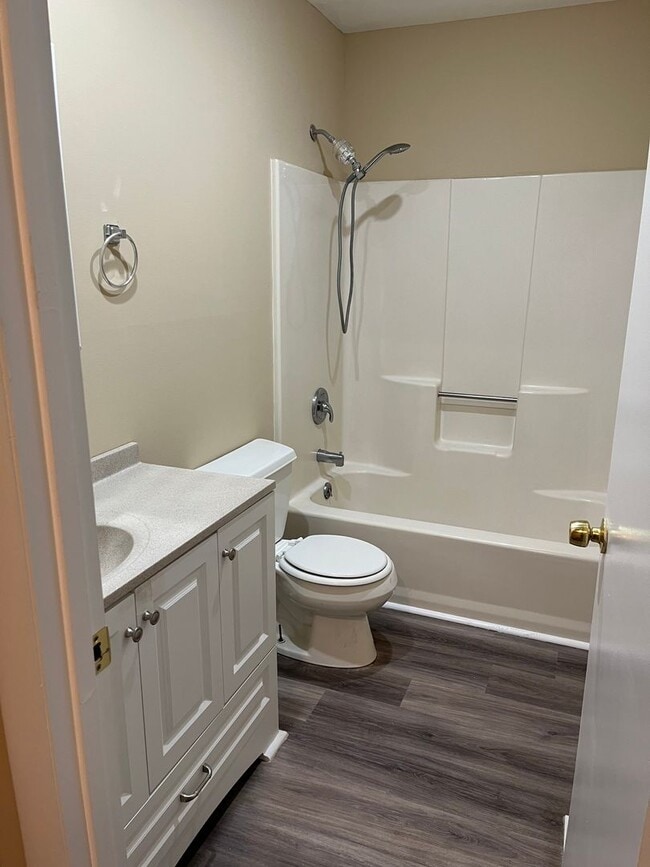 Building Photo - 2 Bedroom 1 1/2 Bath Townhome