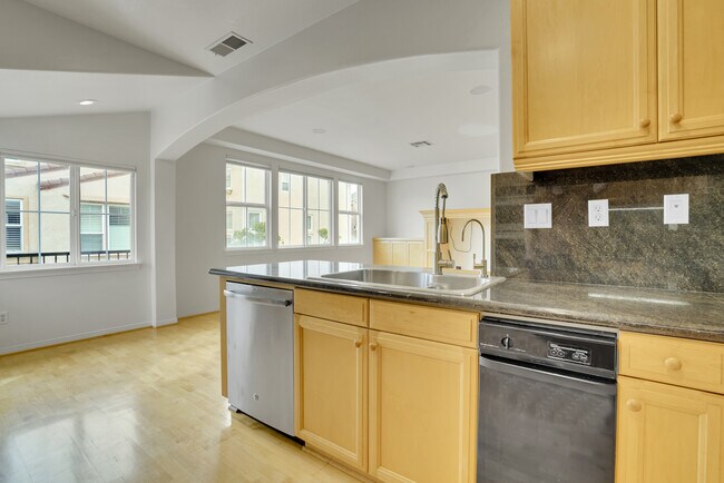 Building Photo - 2889 Plaza del Amo