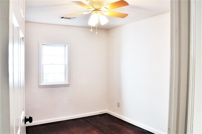 Building Photo - 35 Bogard St