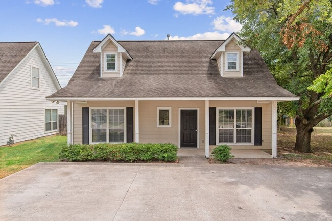 Building Photo - Available August 2026! Charming 4 Bed, 2.5...