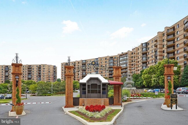 Building Photo - 8360 Greensboro Dr