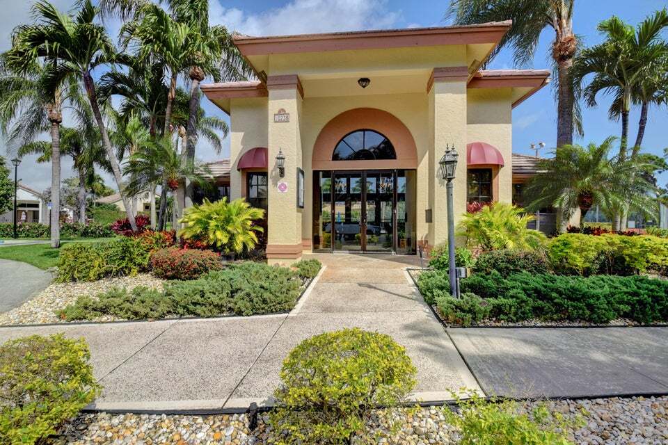 Building Photo - 10201 Lexington Lakes Blvd N