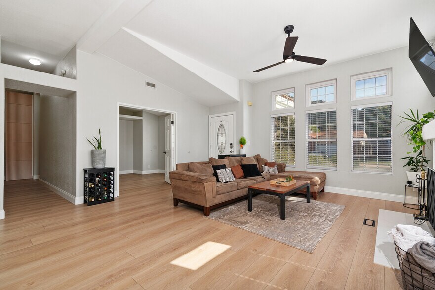 Building Photo - 4952 Lake Shore Ct