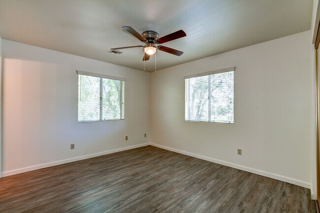 Building Photo - 114 Bradshaw Dr