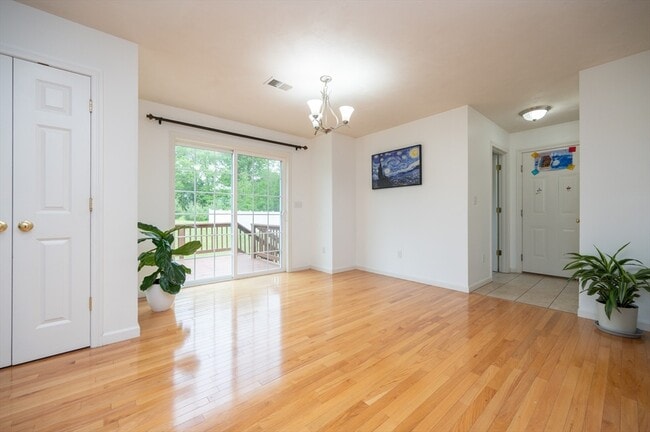 Building Photo - 7 Willow Brook Ln