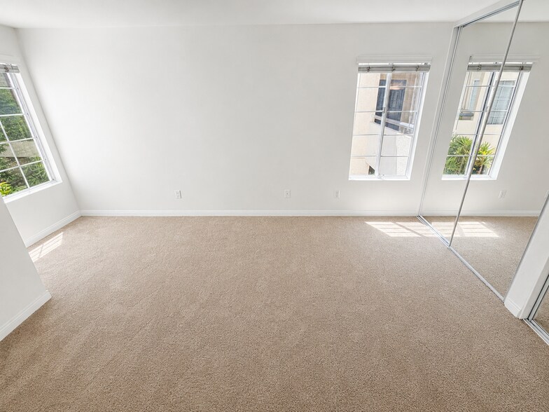 Building Photo - 5525 Canoga Ave
