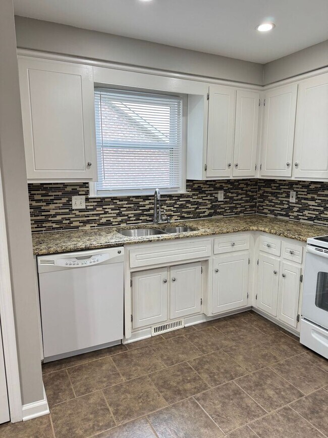 Building Photo - Sango! Partial Brick home with 3 bedrooms,...