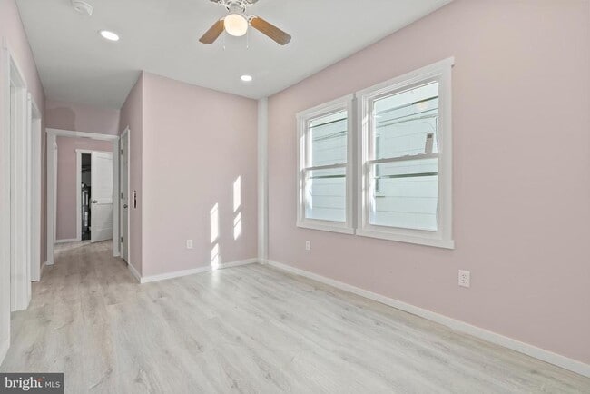 Building Photo - 309 N Oxford Ave