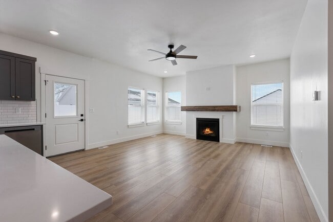 Building Photo - DARLING twin home located in Sugar City, Idaho 3 Bed 2 full baths with fully fenced yard and XL 2...
