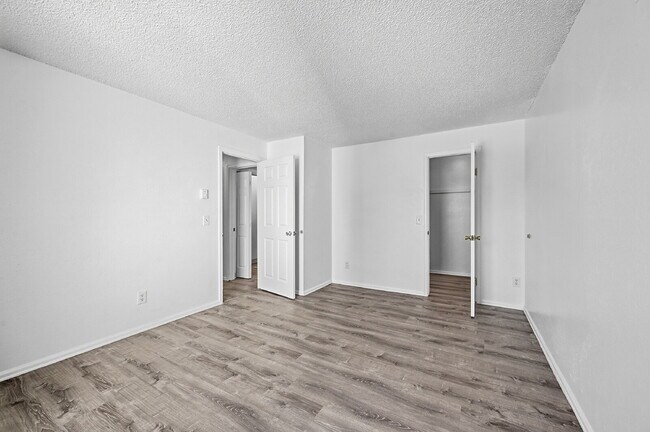 Building Photo - $1,470.95 - 2 Bed, 1 Bath Condo in Aurora with In Unit Laundry!