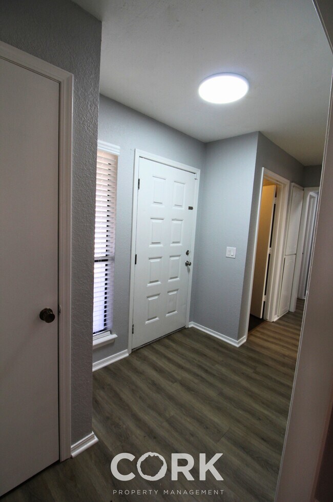 Building Photo - 708 Teal Pl