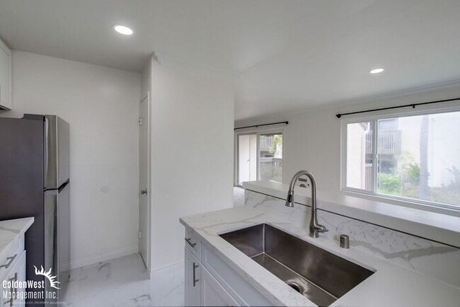 Building Photo - Charming 2Bdm 2Ba Condo in La Jolla