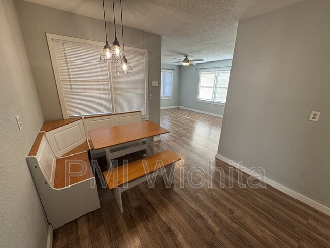 Building Photo - 923 N Sheridan St