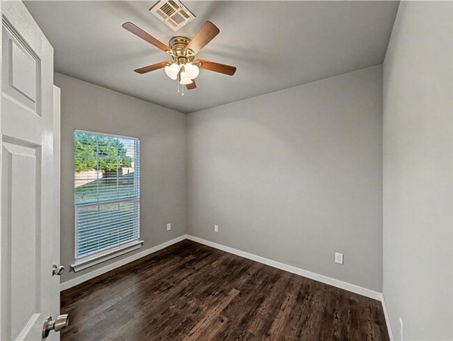 Building Photo - 862 Oakwood Ct