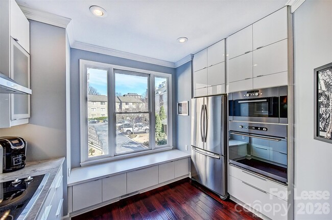 Building Photo - 343 W 7th St