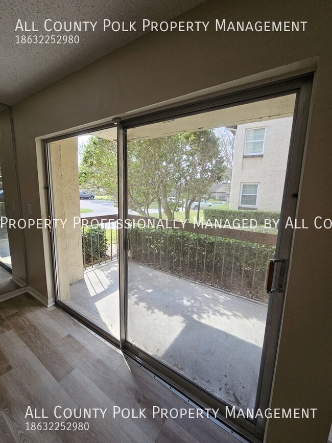 Building Photo - Freshly Renovated 2 Bedroom Condo in Lakel...