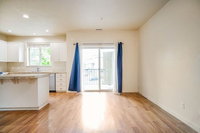 Building Photo - 2/2.5 bth Townhome + Garage + A/C + W/D + Balcony + Pets Welcome!!