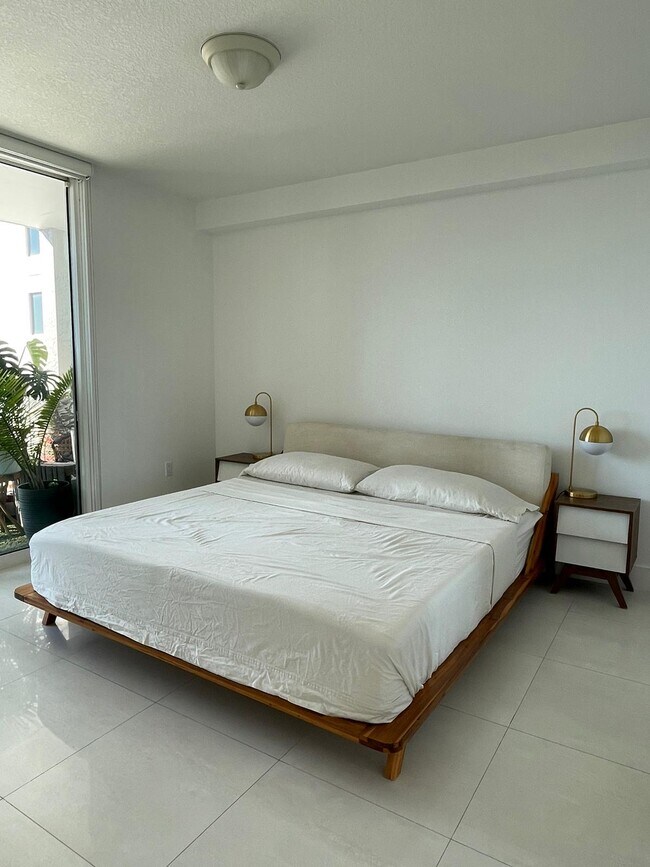 Building Photo - 1250 S Miami Ave