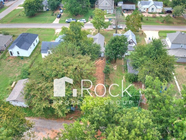 Building Photo - Updated Cozy 2 Bed 1 Bath Home in Guthrie ...