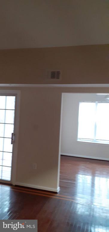 Building Photo - 9605 Lake Point Ct