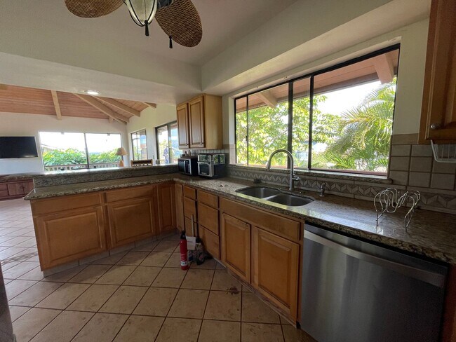 Building Photo - Spacious Mahinahina 3 Bedroom