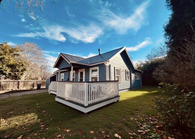 Building Photo - Three bedroom cottage on large lot | Available July