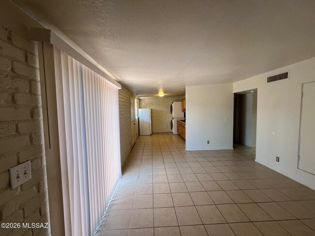 Building Photo - 425 E Delano St