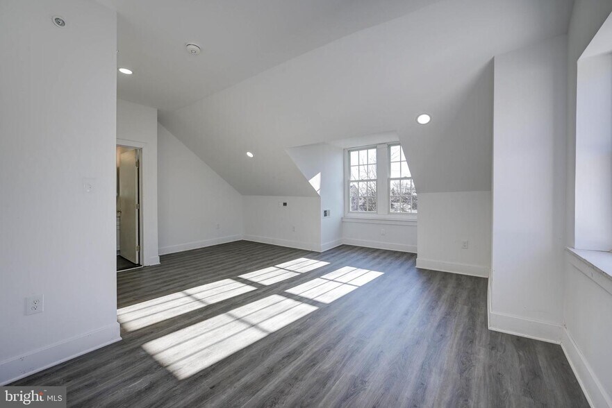 Building Photo - 211 E Union St