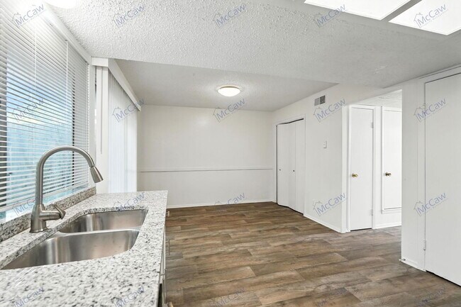 Building Photo - 326 Candlewood Ln