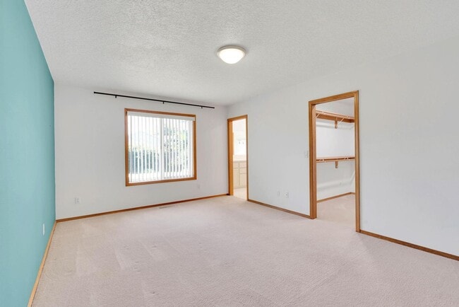 Building Photo - Bright, roomy 3-bdrm/2-bath home w/ office...