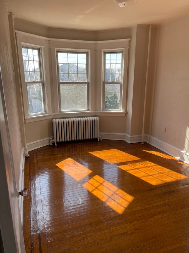 Building Photo - 6215 Ventnor Ave