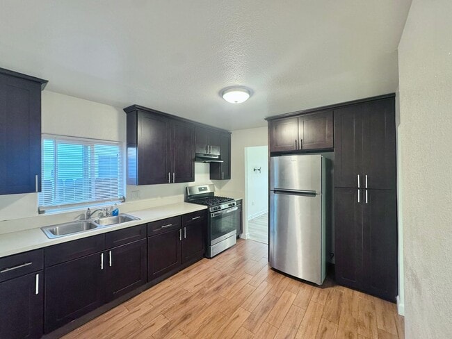 Building Photo - Front Unit 3 Bedroom, 1 Bathroom