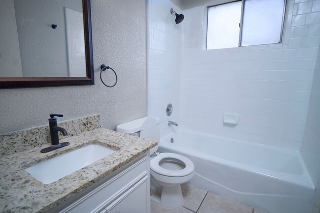 Building Photo - Cute 2 Bedroom 2 Bath Condo close to Medic...