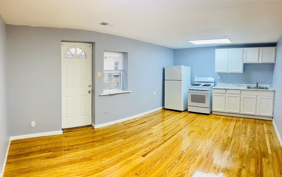 Building Photo - 4355 S Sawyer Ave