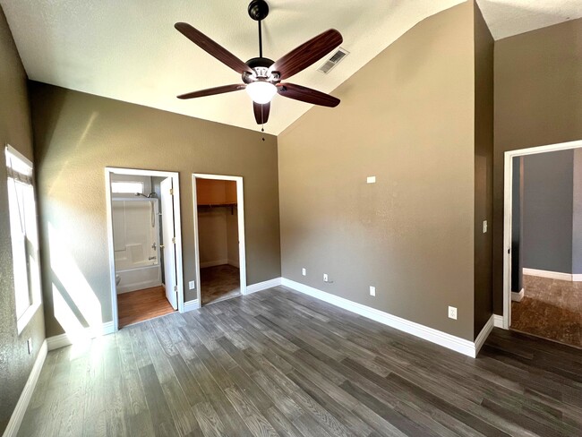 Building Photo - 308 Lake Valley Dr