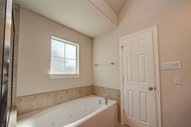 Building Photo - 3302 Clearview Cir