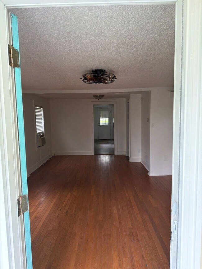 Building Photo - Charming 2 Bed 1 Bath Home with Fenced Backyard in Excelsior Springs